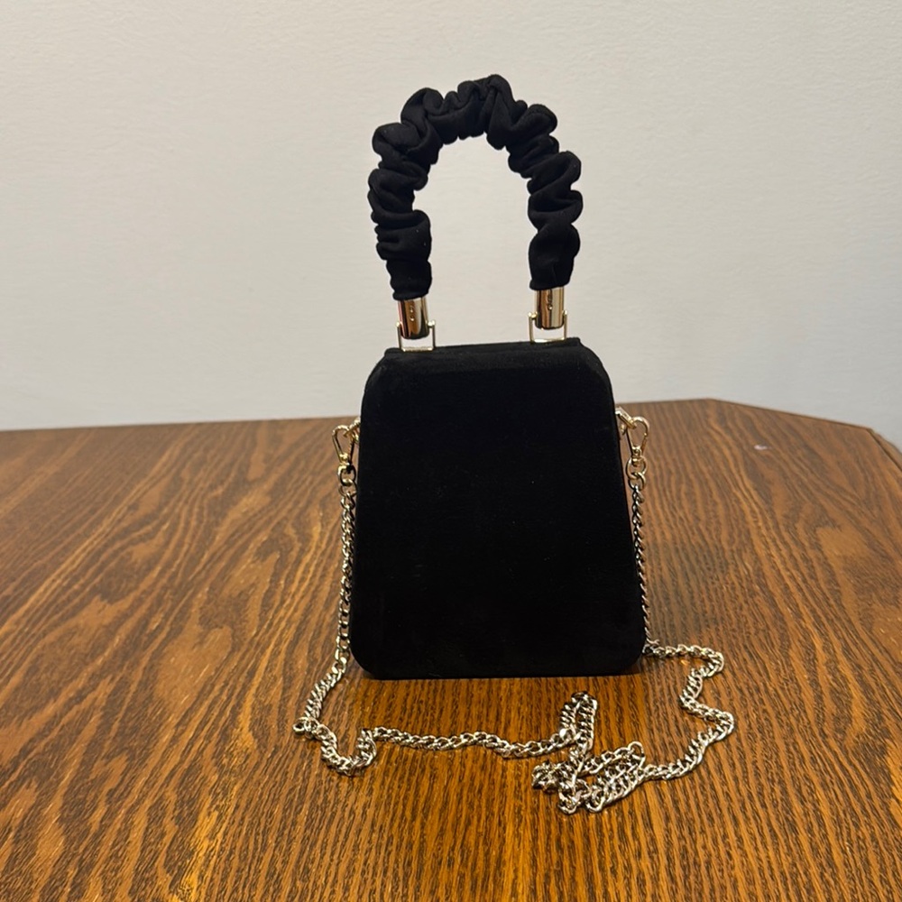 Elegant Black Handbag with Chain Strap